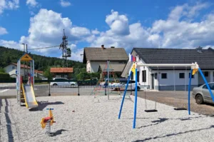 Novo javno otroško igrišče v Podsmreki
