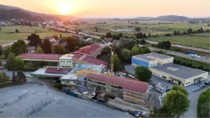 Poleti na gradbišču s polno paro