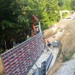 Pod cerkvijo sv. Lovrenca še zadnja oporna zidova