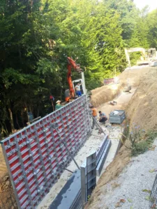 Pod cerkvijo sv. Lovrenca še zadnja oporna zidova