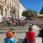 Tamburaši Borovnica z glasbo navdušili občinstvo v središču Pule