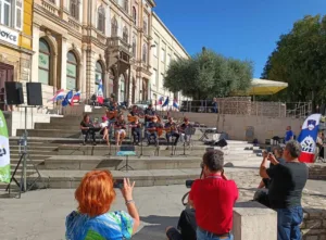Tamburaši Borovnica z glasbo navdušili občinstvo v središču Pule