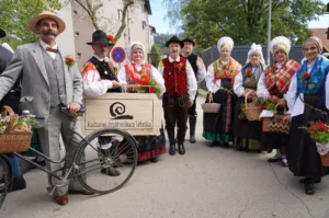 KD Stara Vrhnika v Kamniku na Dnevih narodnih noš in oblačilne dediščine