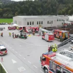 Reševanje ujetih delavcev s strehe in posredovanje helikopterske prve pomoči